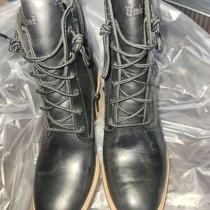 Timberland Black Leather Boots with Lace-Up Design